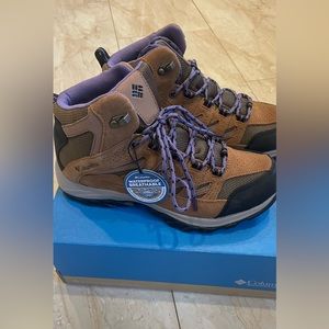 Columbia Women’s Crestwood Mid Waterproof size 9.5